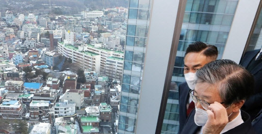 변창흠(사진) 국토부 장관이 지난 5일 서울 용산구 KDB생명타워에서 열린 쪽방촌 정비방안 계획발표에 참석해 부지를 바라보고 있다. <연합뉴스>